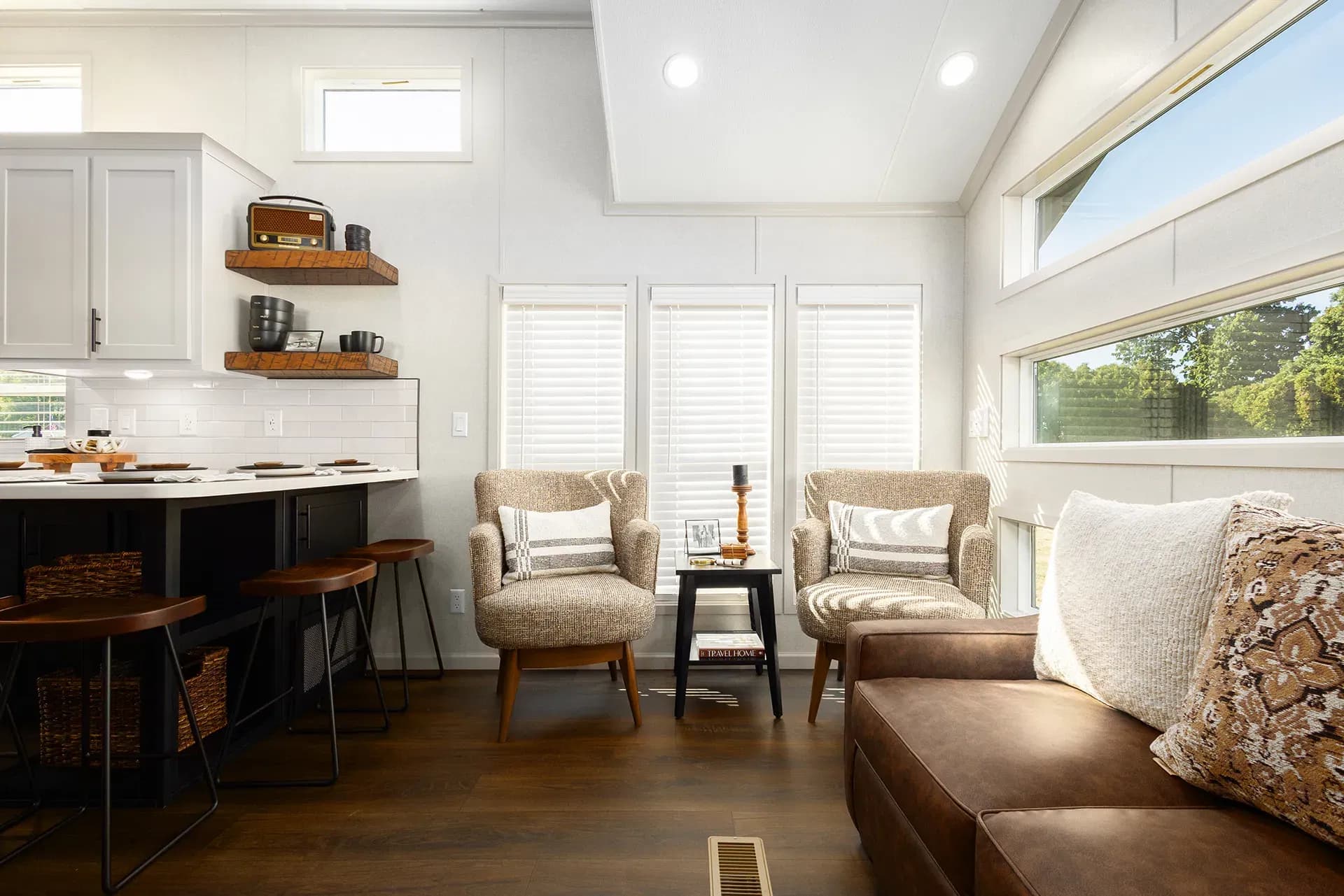 Eldorado 9033 interior home features