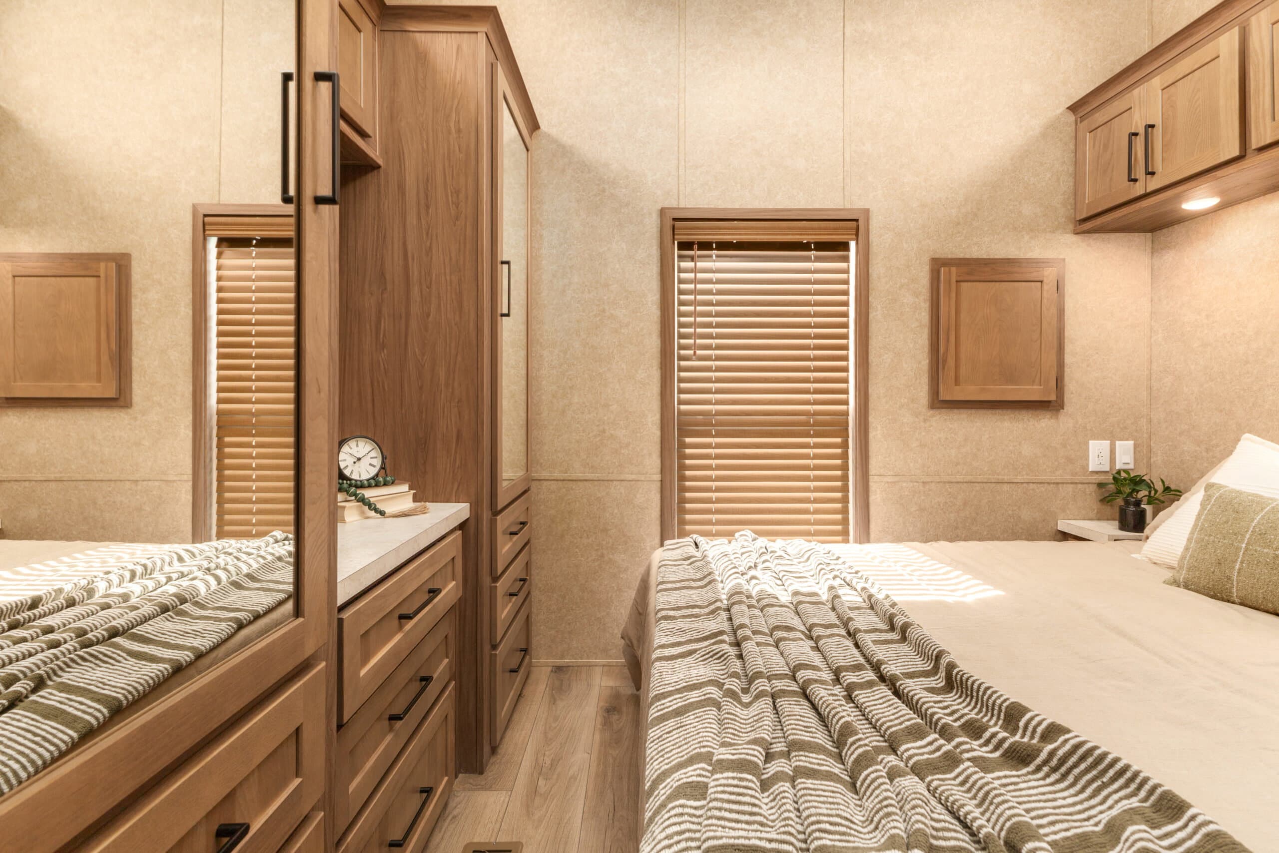 Lakeside 8180 bedroom home features