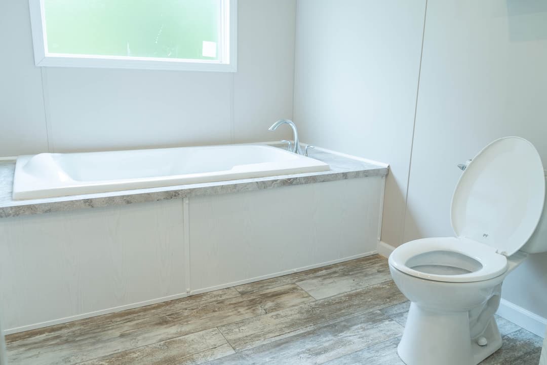 Luna bathroom home features