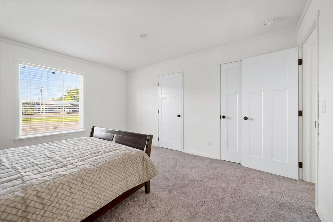 Attain bedroom home features