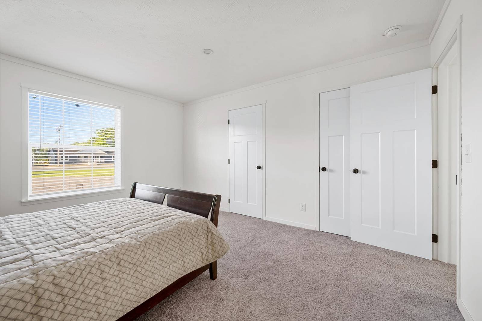 Attain bedroom home features