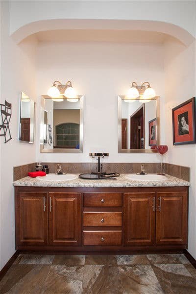 Lionel bathroom home features