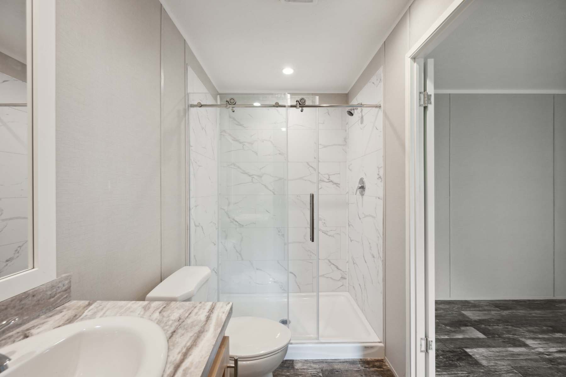 Achiever 6903 bathroom home features