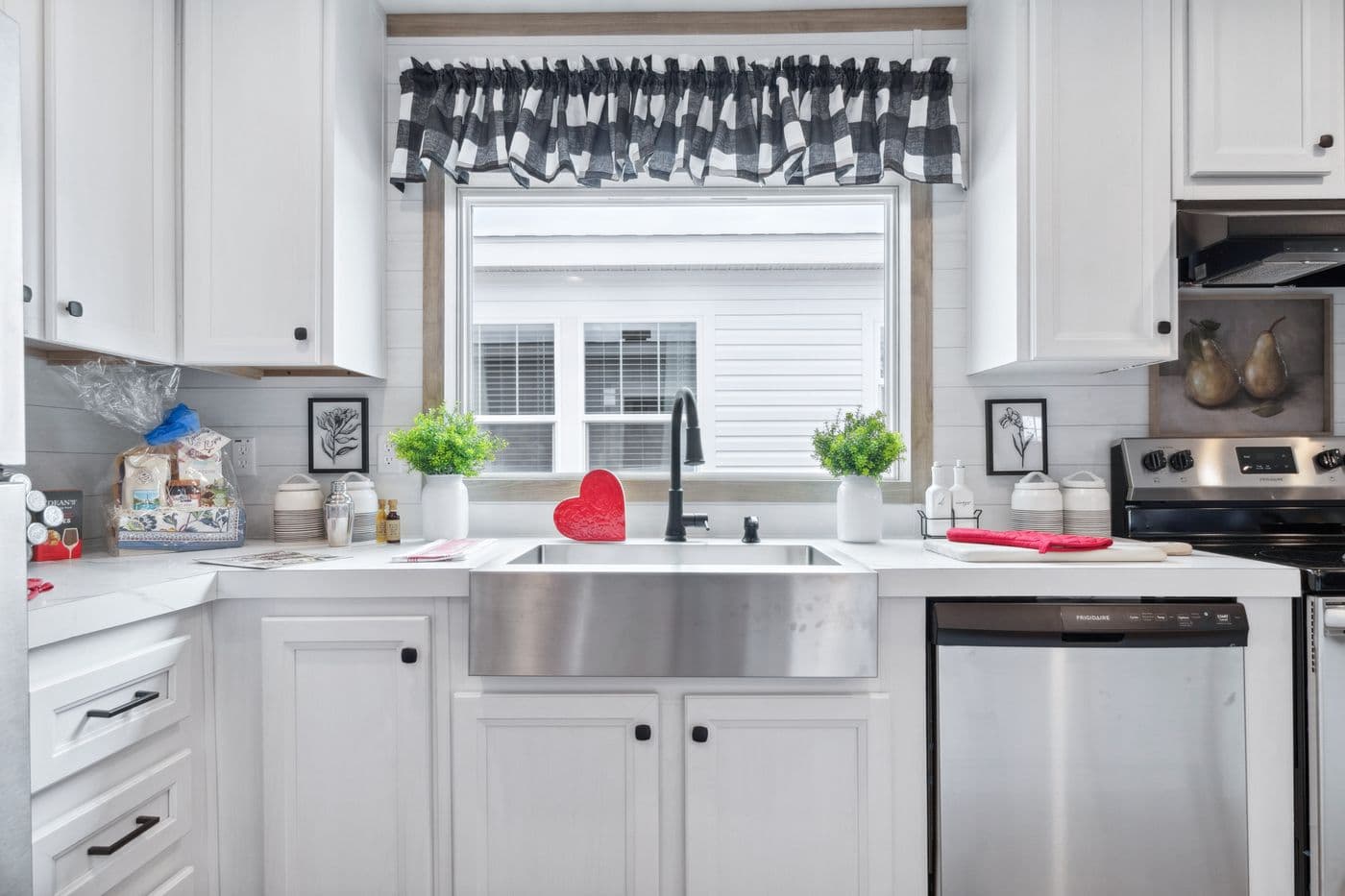 The real deal kitchen home features