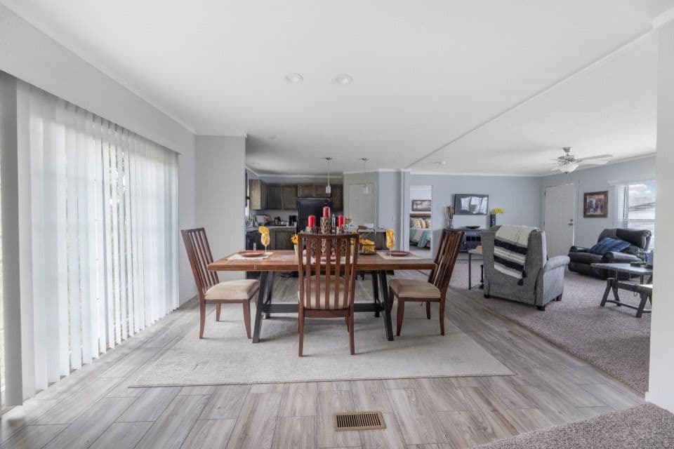 Emerald 28603a interior home features