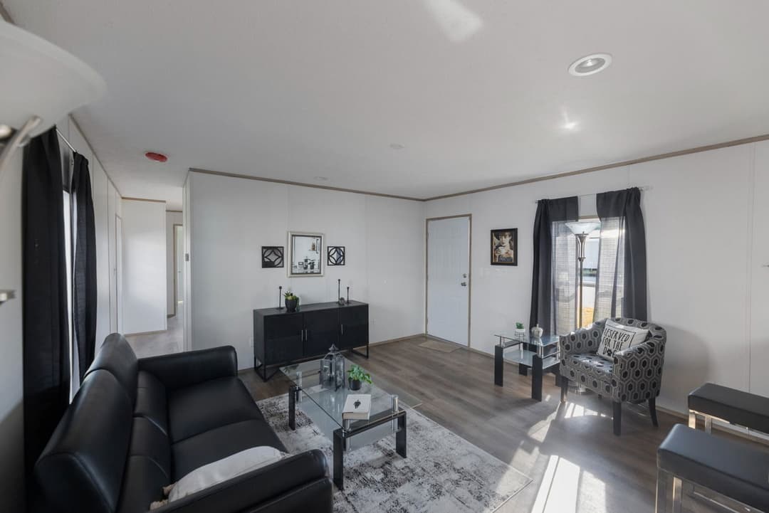 Phoenix 16663a interior home features