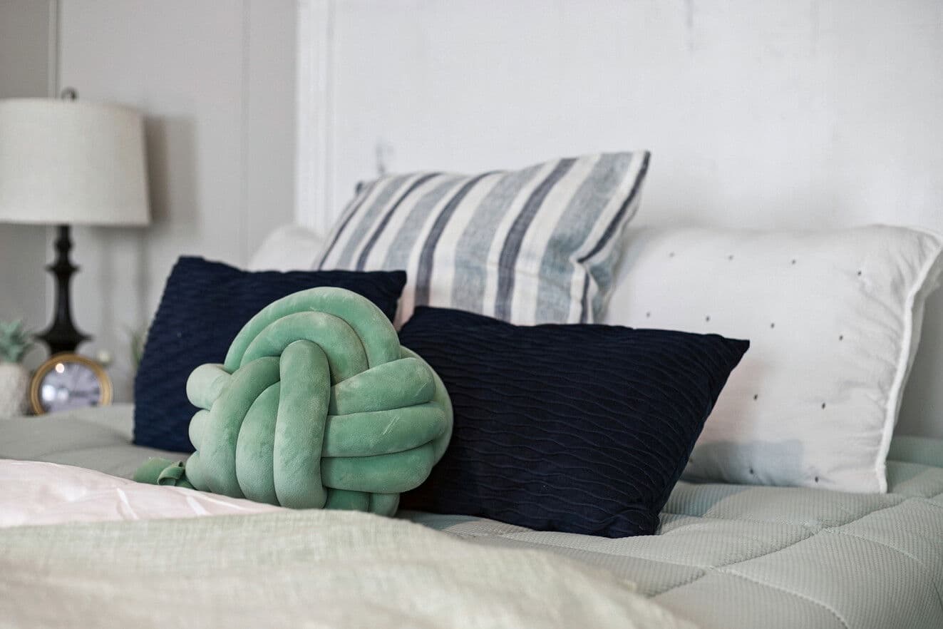 Valor 16763n bedroom home features