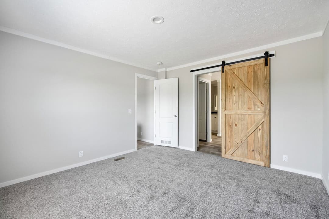 Champ 28563t bedroom home features