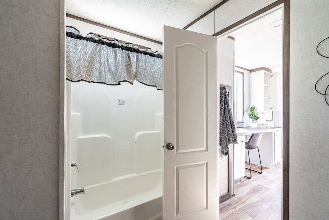 Entertainer 28764e bathroom home features