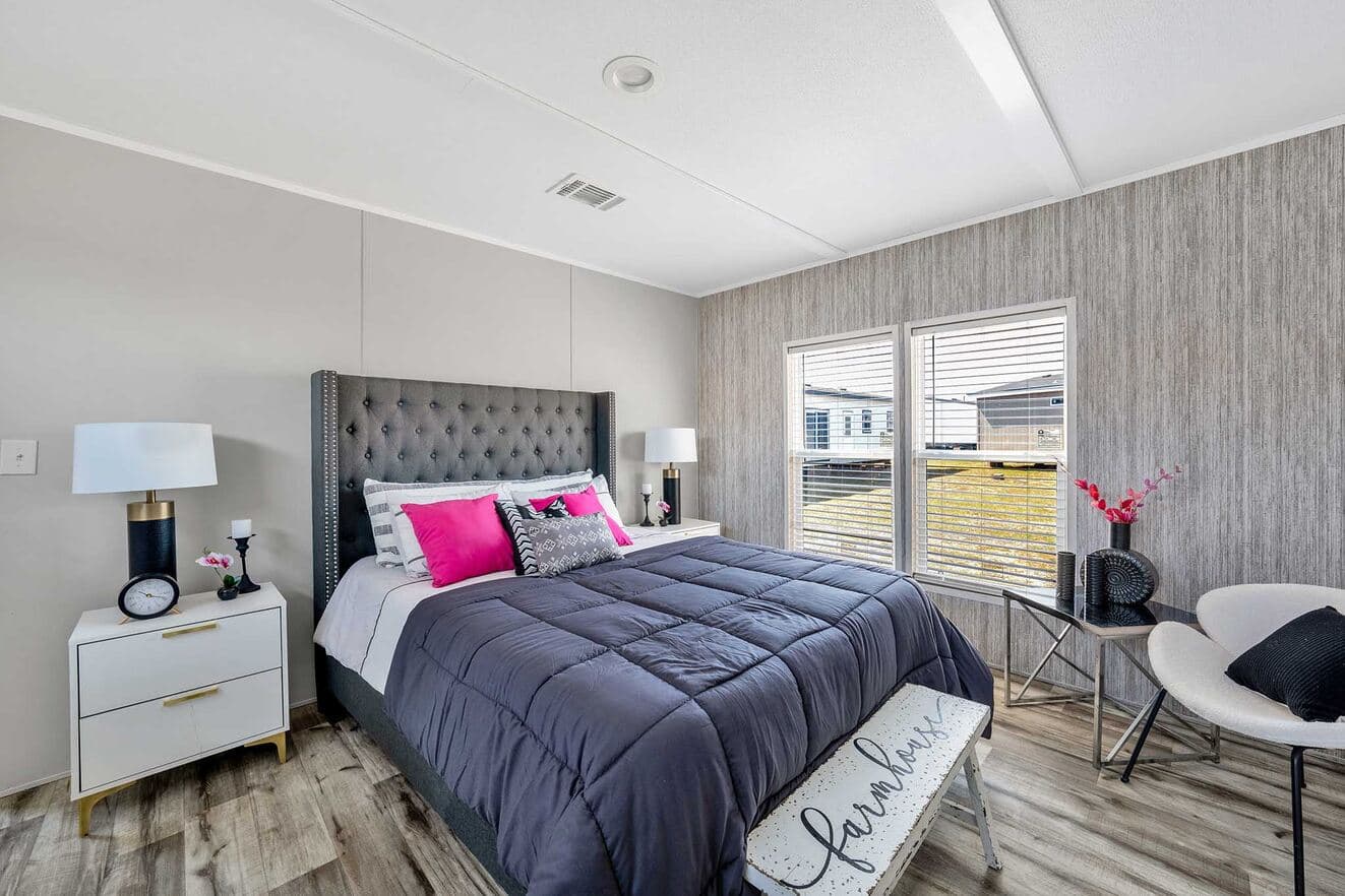 Pinnacle 16763l bedroom home features