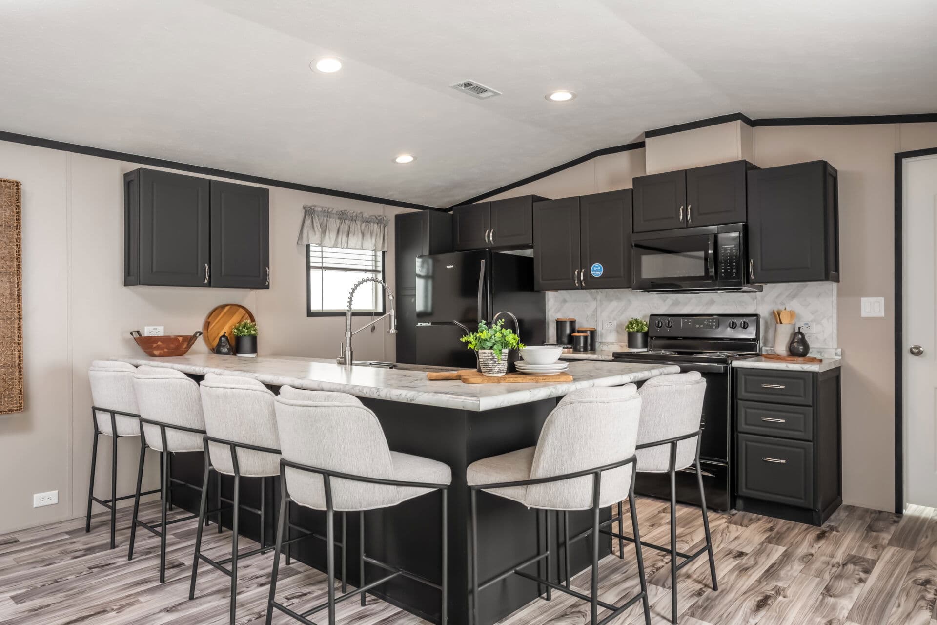 Singlewide h-16×72-32d shed kitchen home features