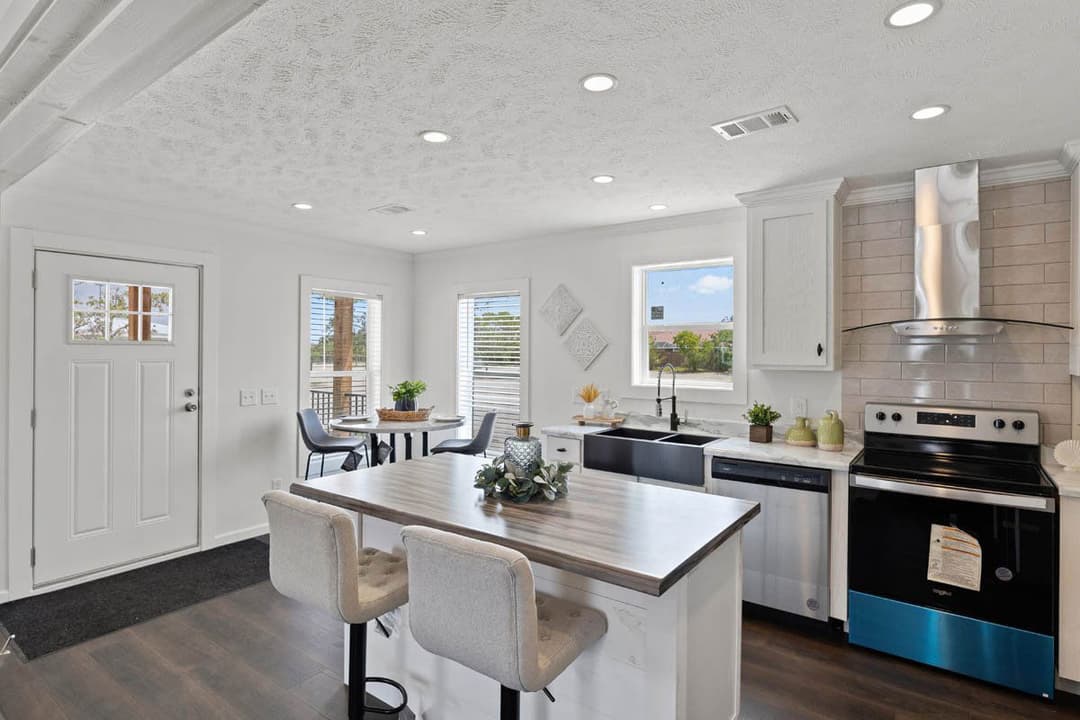 Venice kitchen home features