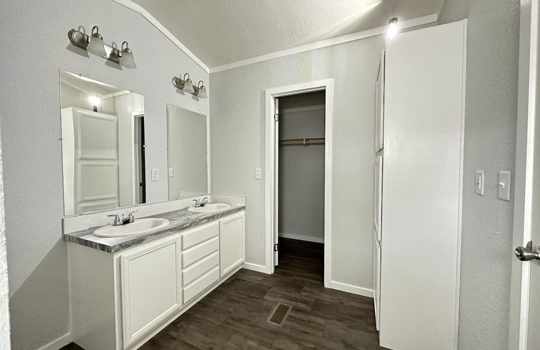 Emerald 16763b bathroom home features