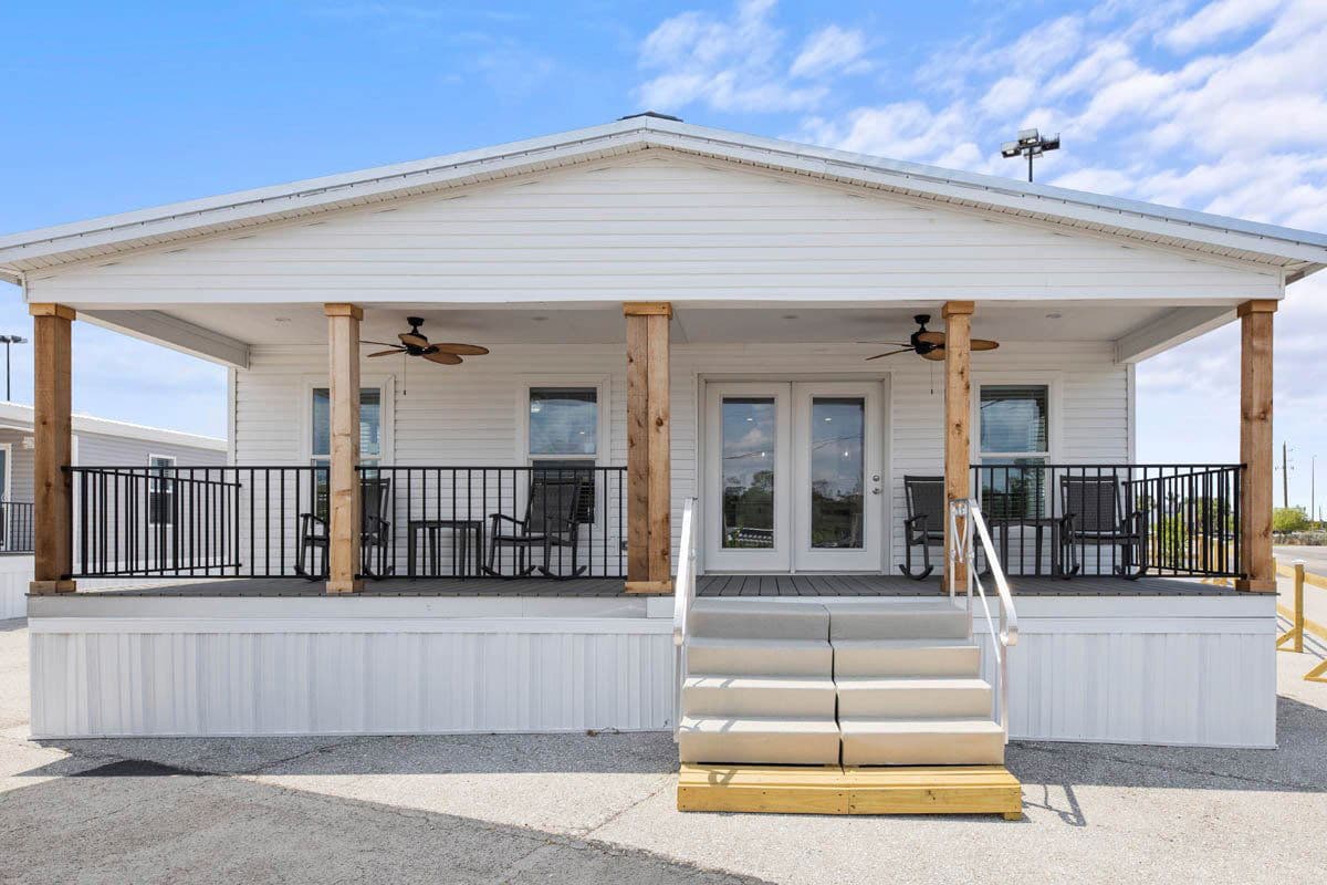 Delashaw elevation and exterior home features