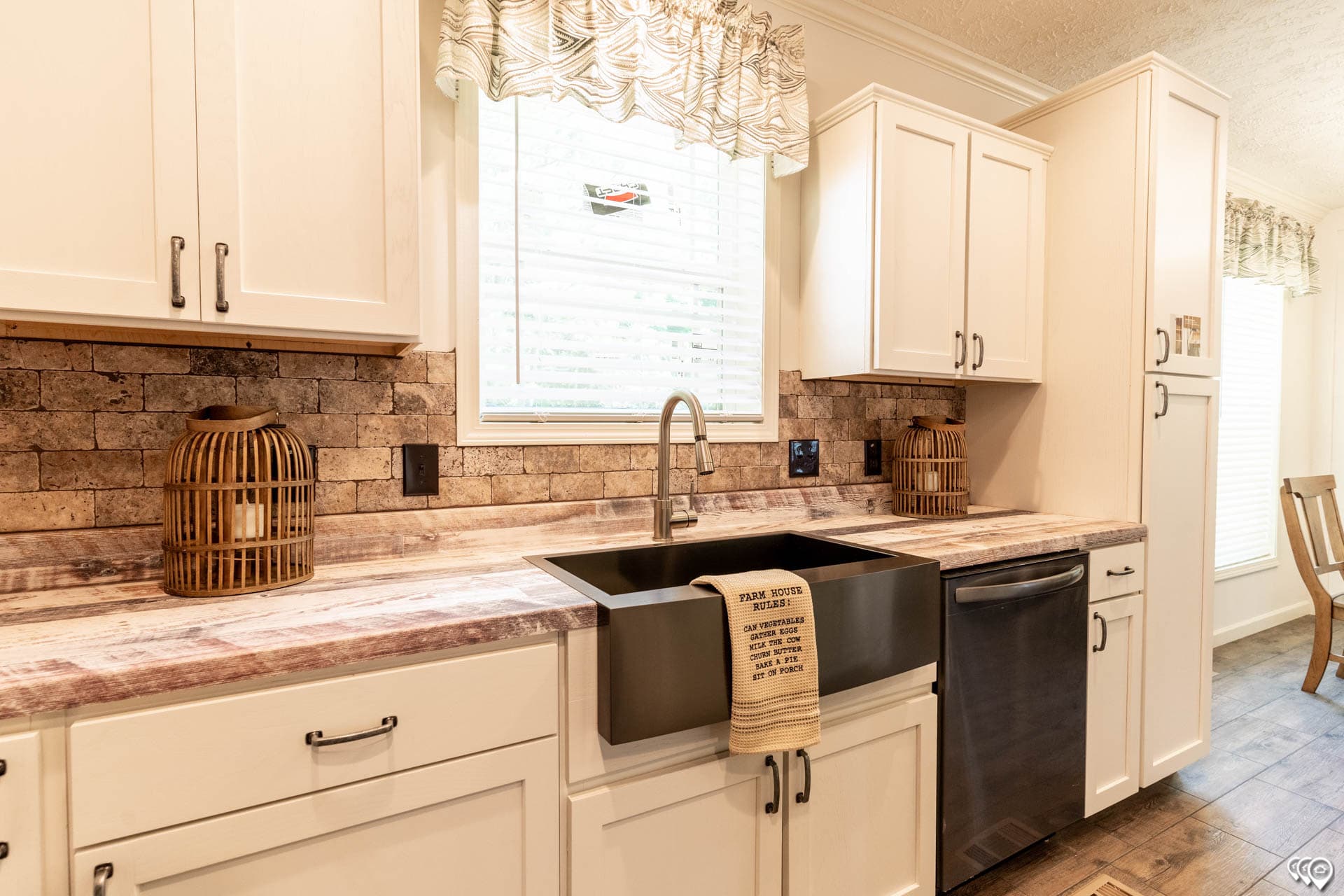 Aimon b kitchen home features