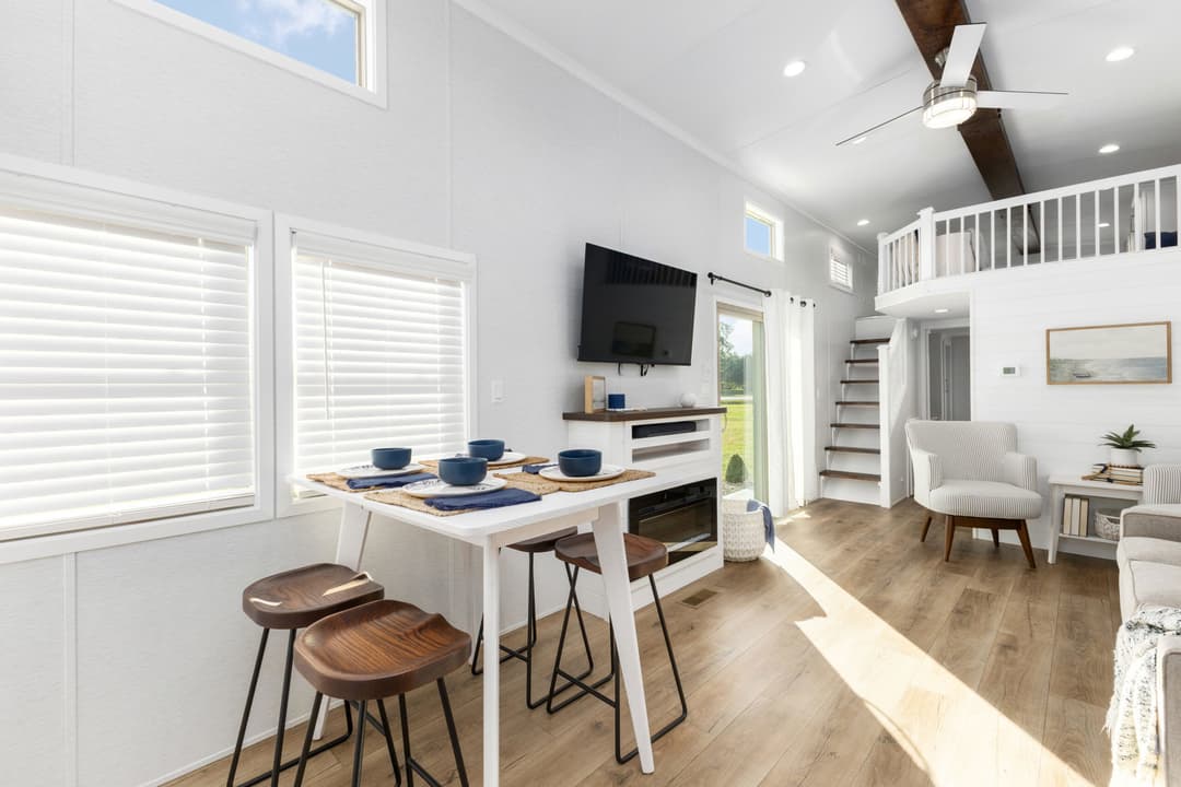 Lakeside 8155 interior home features