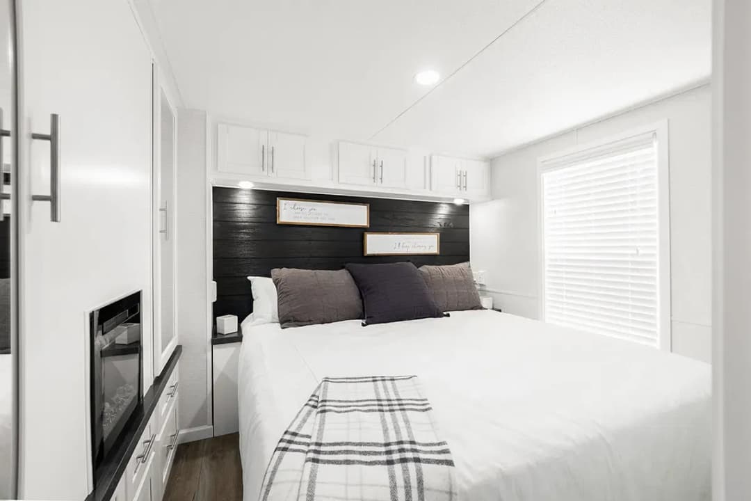 Island 6243 bedroom home features