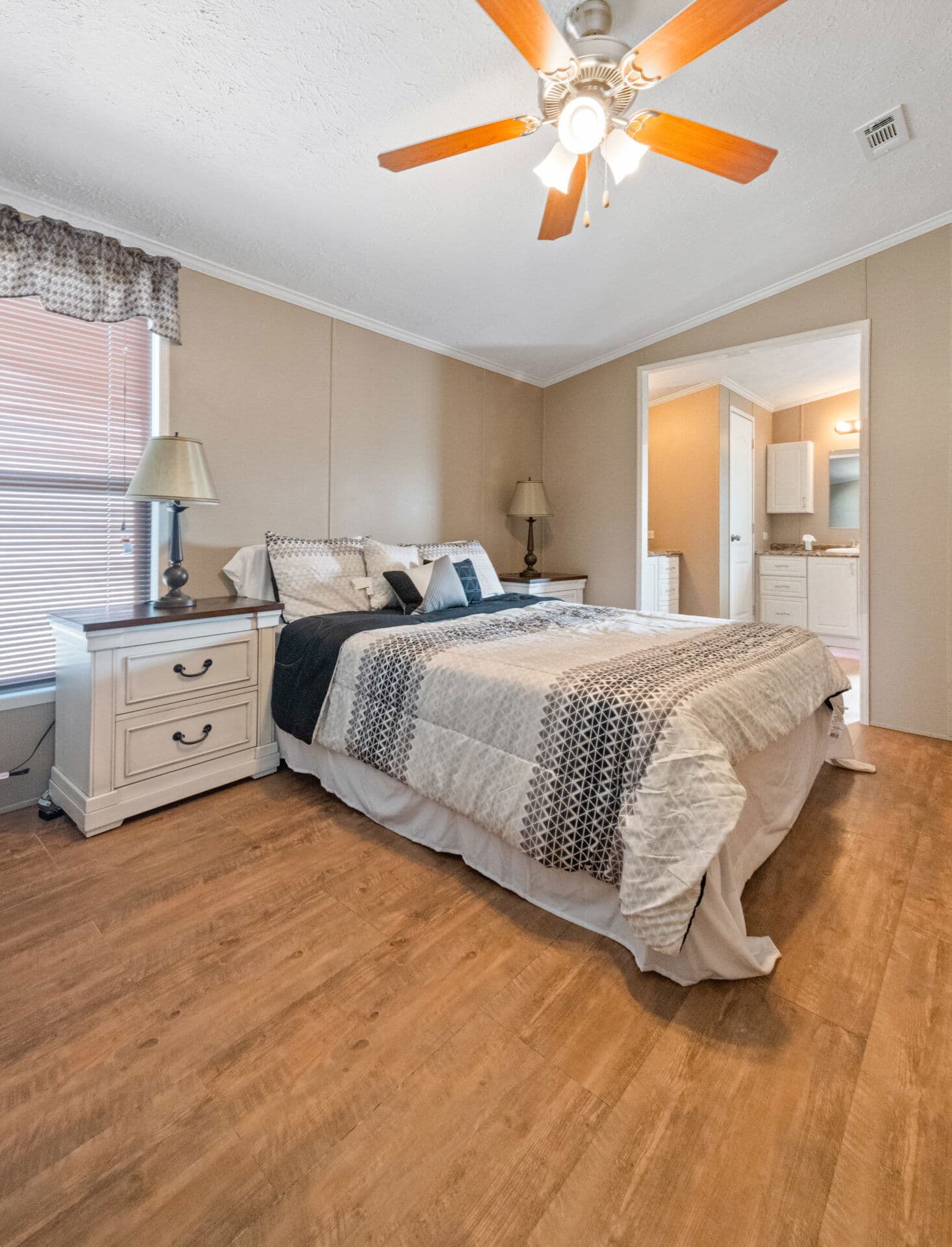 Ultra 18-wide h-18×80-32f bedroom home features