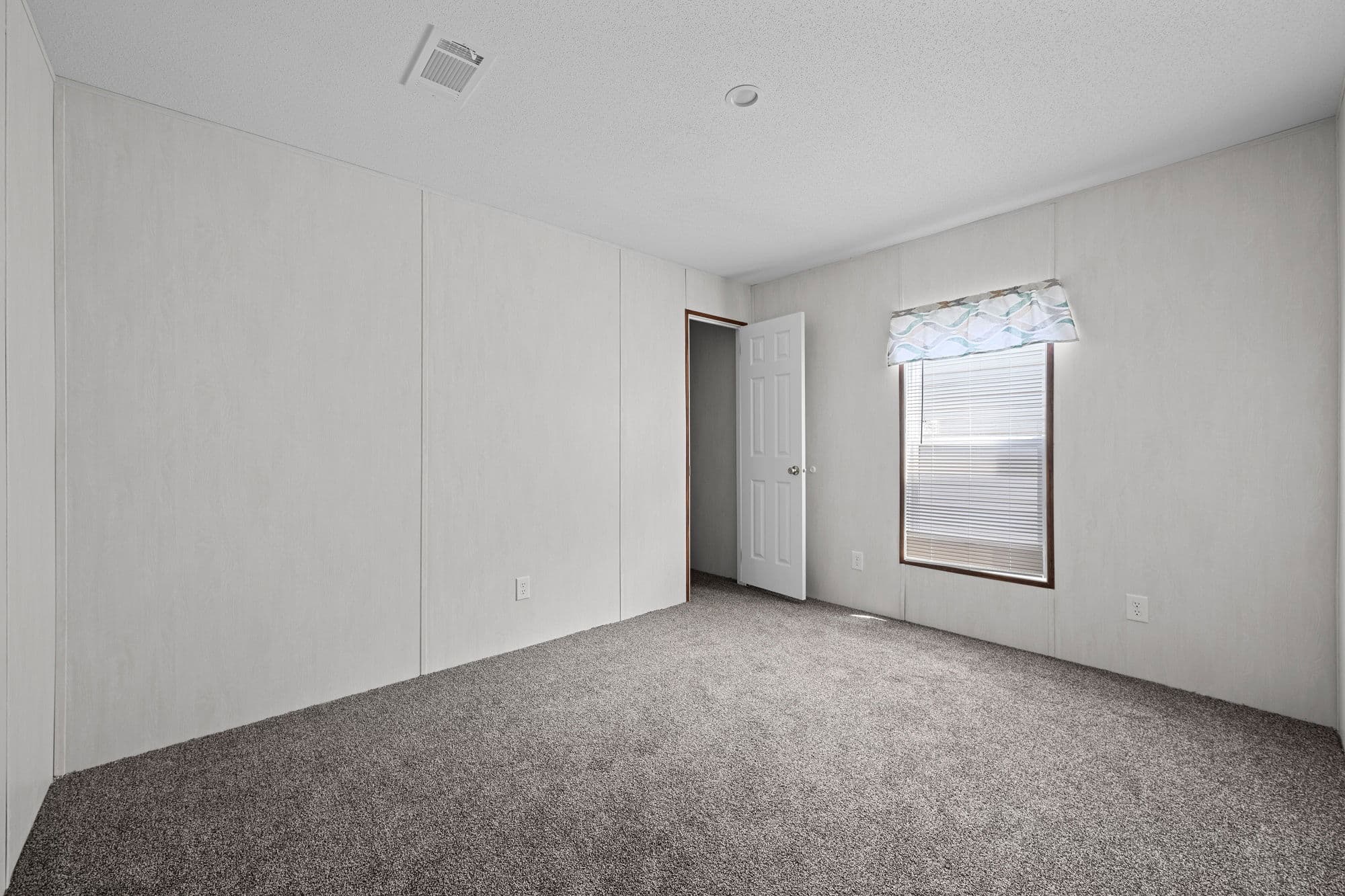 Hamilton bedroom home features