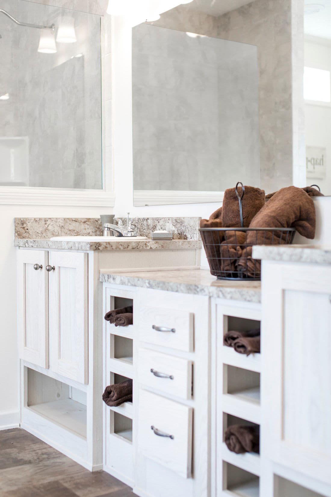 3558 jamestown bathroom home features