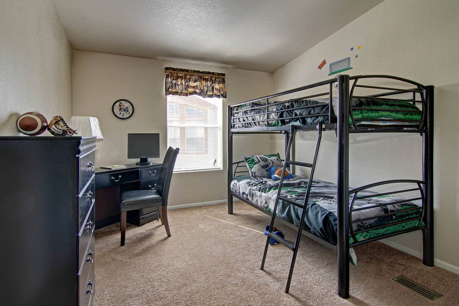 Sunrise 3252 bedroom home features