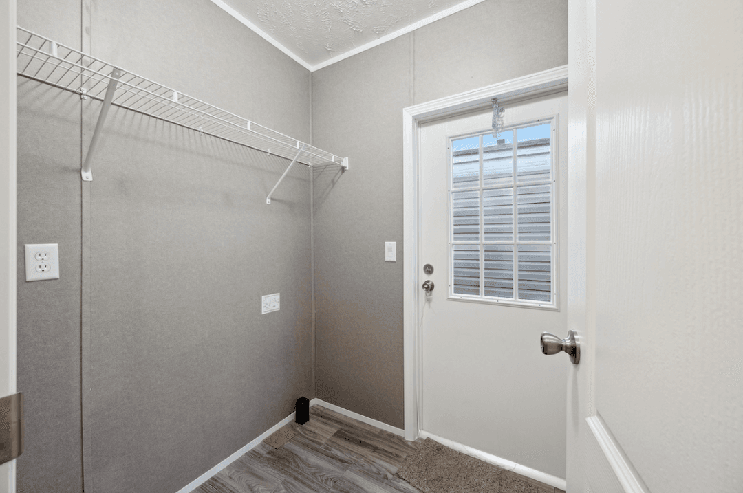 Md-116 lakeside interior home features