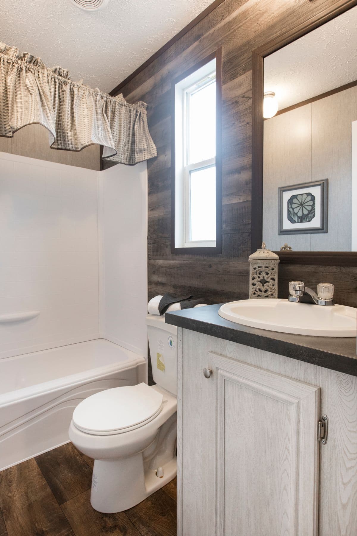The seaside 1290 bathroom home features