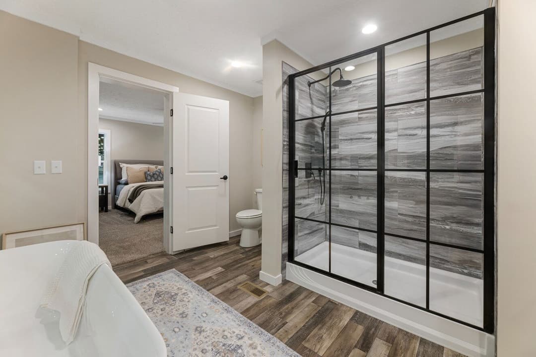 Stratos 28643b bathroom home features