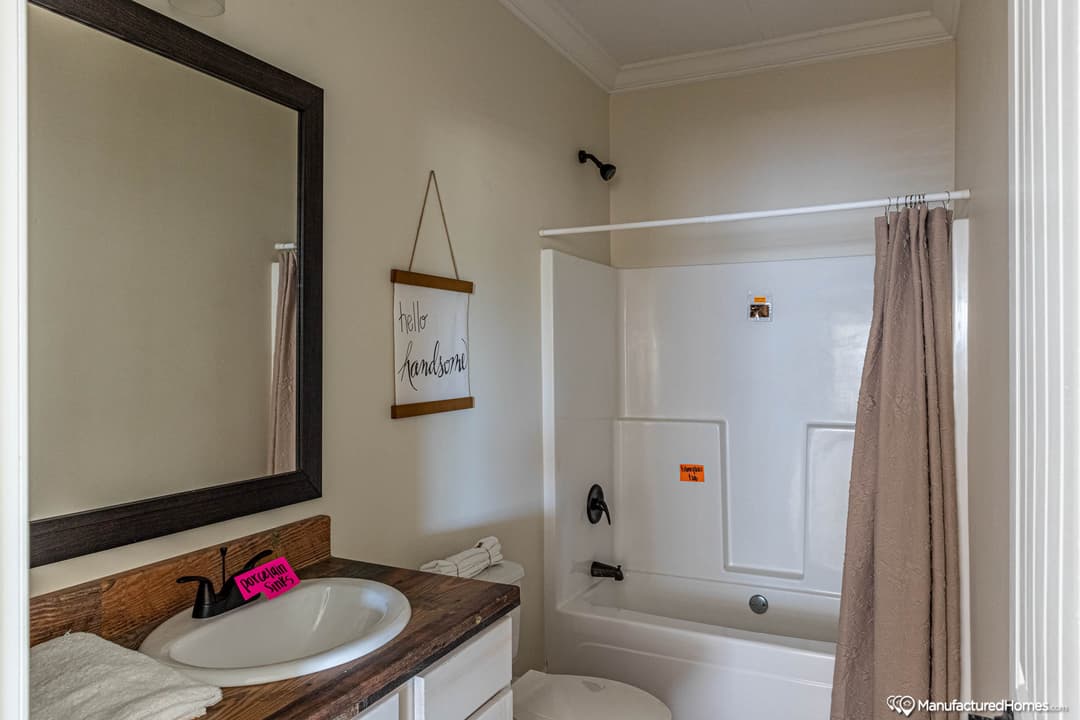 Azalea i bathroom home features