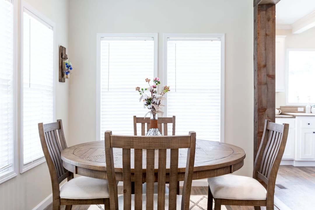 Southern charm 4br interior home features