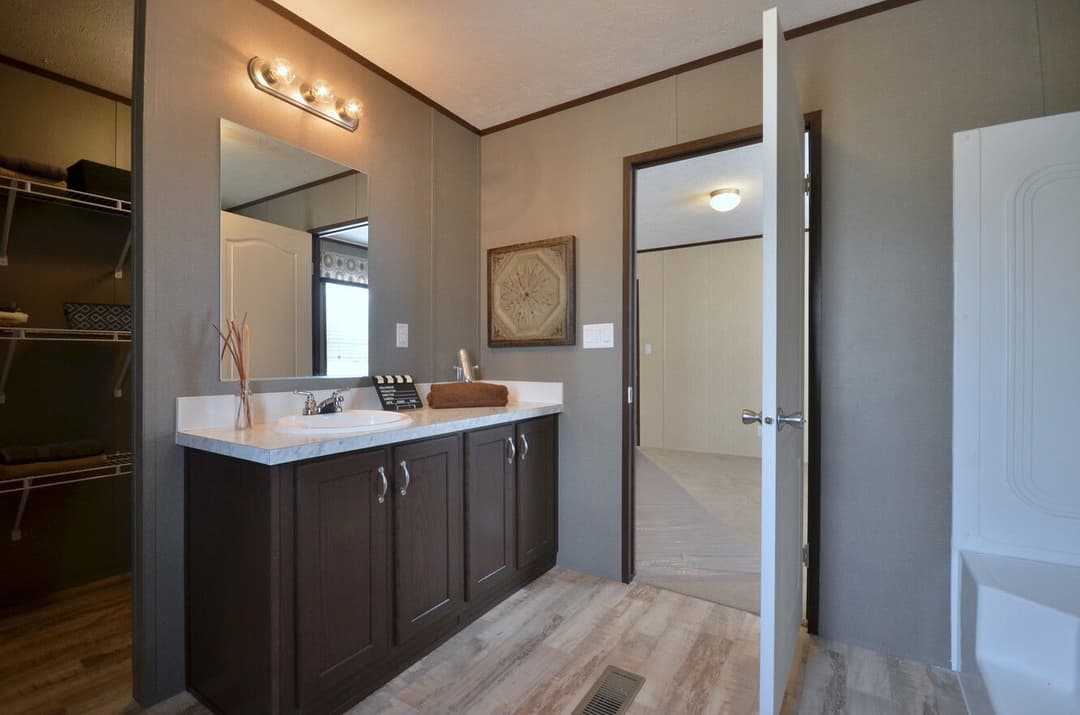 Alamo lite 16763b interior and bathroom home features