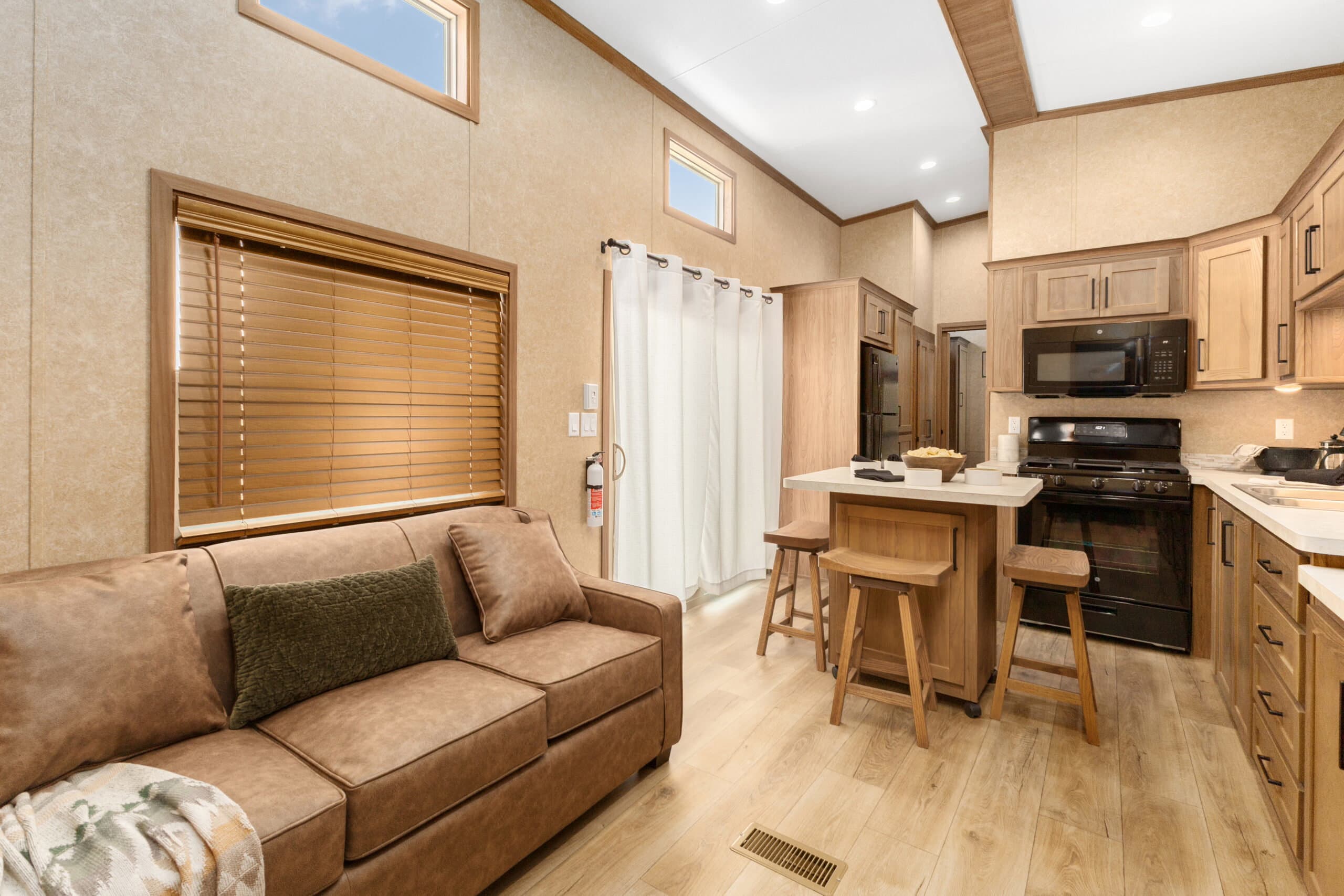 Lakeside 8180 interior home features