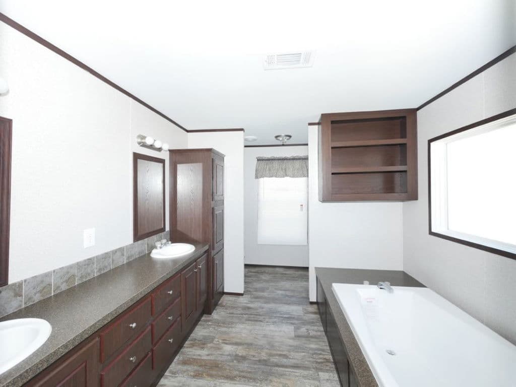 Beebe 2810 bathroom home features