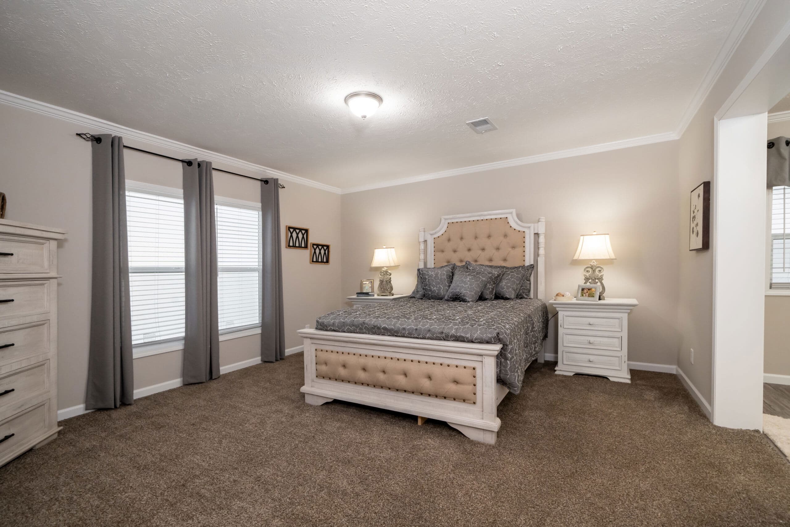 Md-54-32 the duke bedroom home features