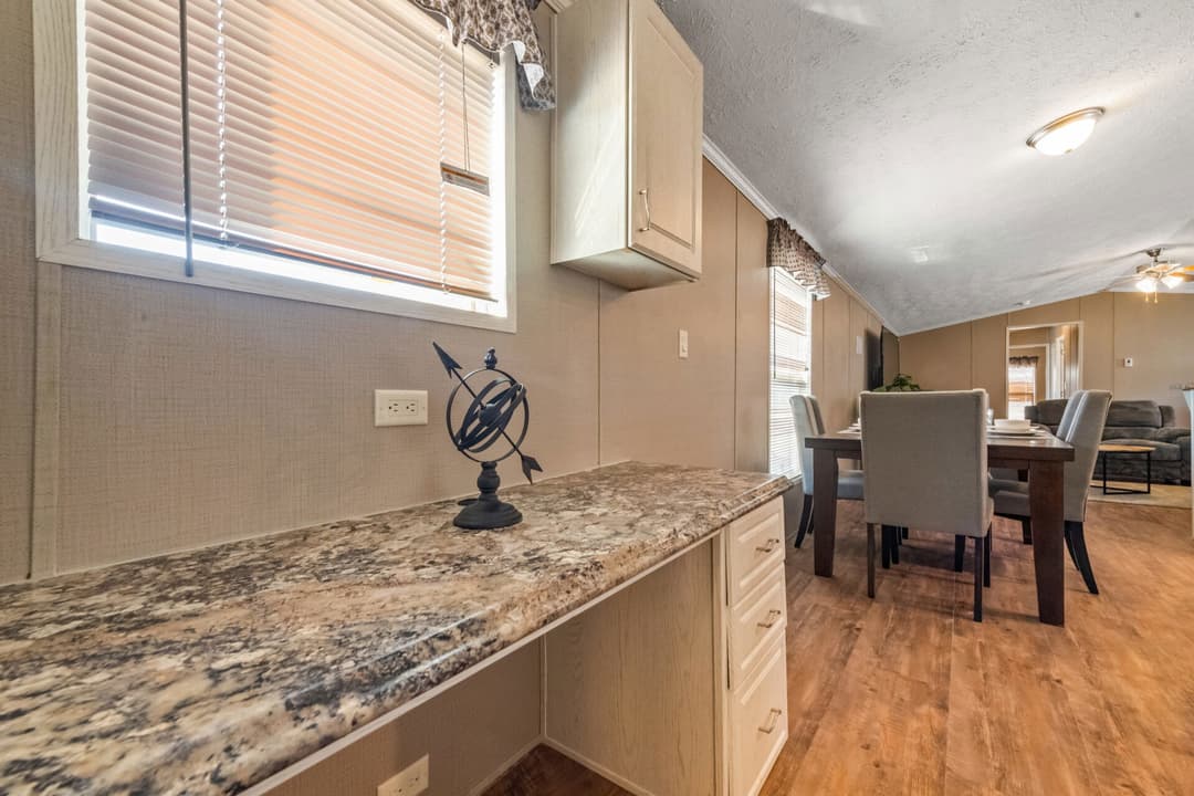 Ultra 18-wide h-18×80-32f interior home features