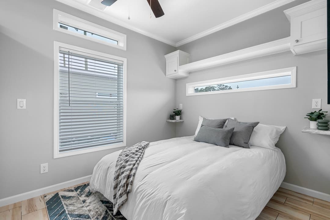 Daisy bedroom home features