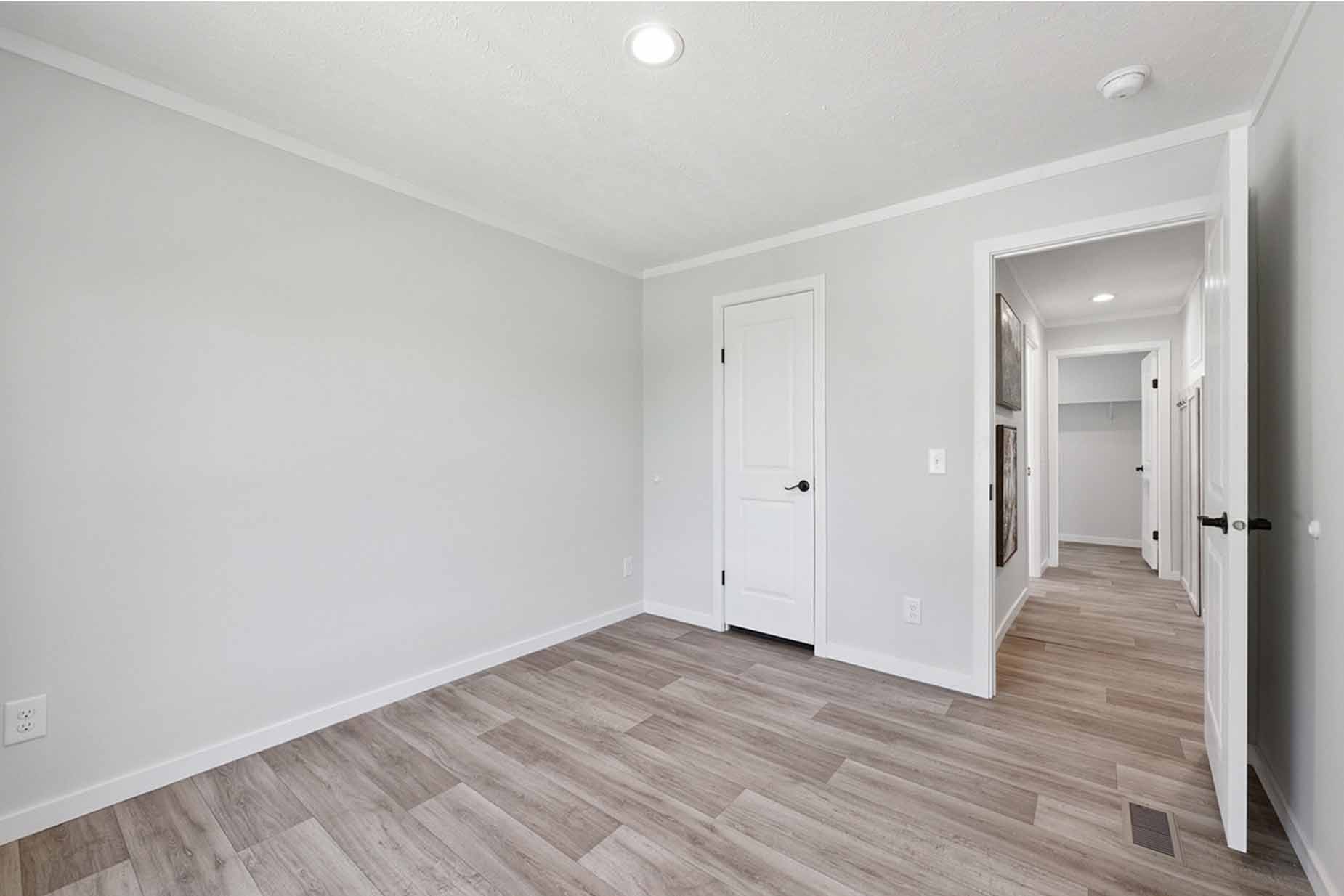 Axis 32563n bedroom home features