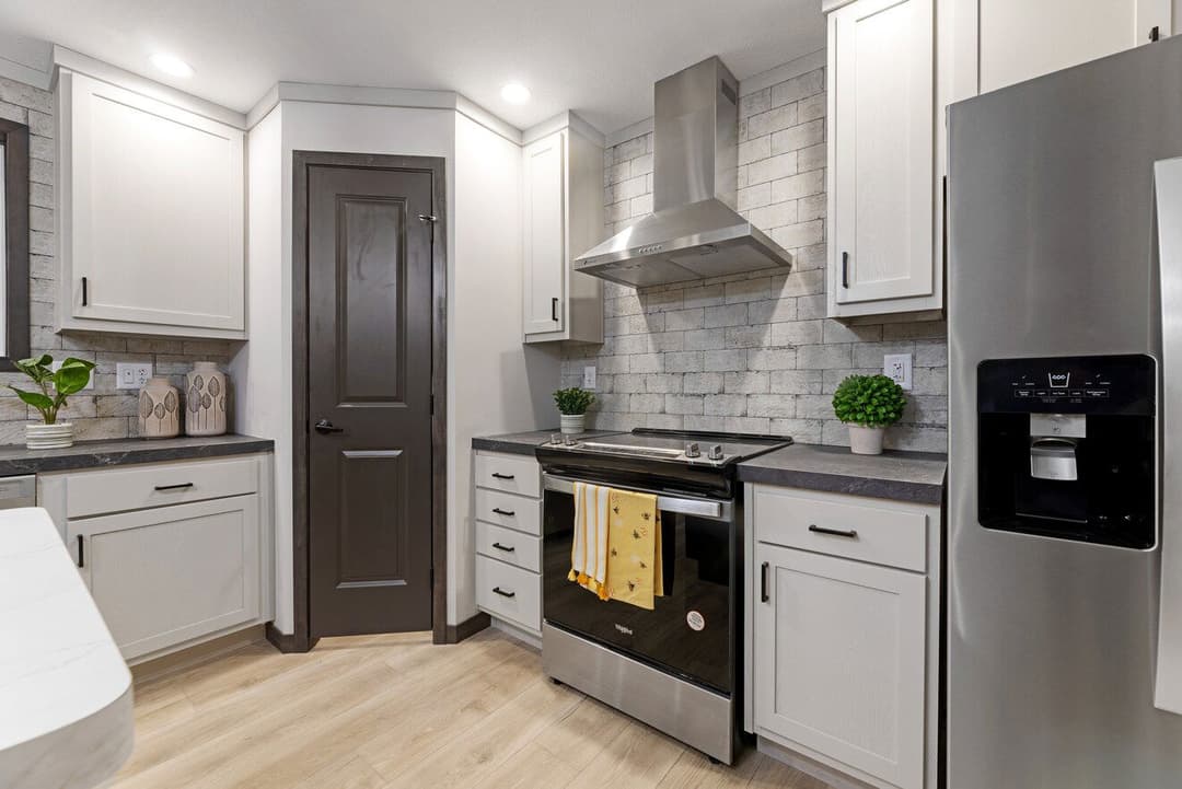 Houghton 24036 kitchen home features