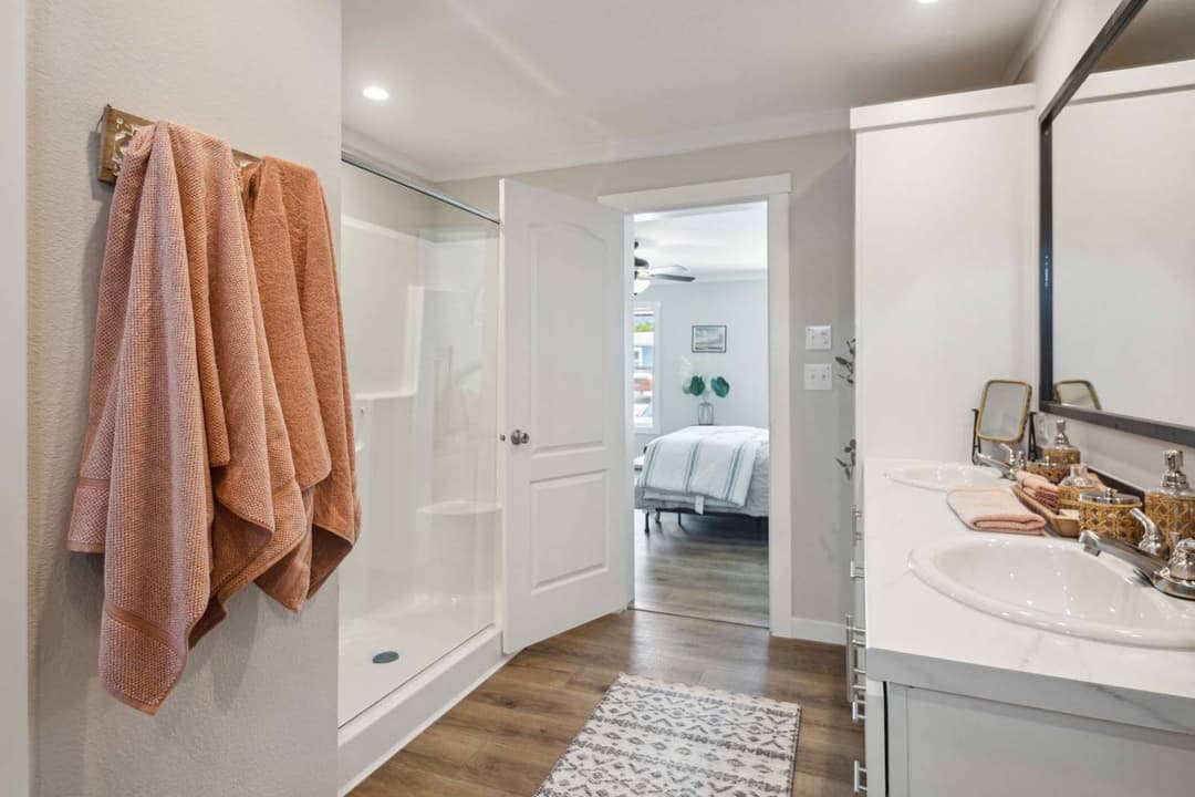 Cedar creek 3276h42106 bathroom home features