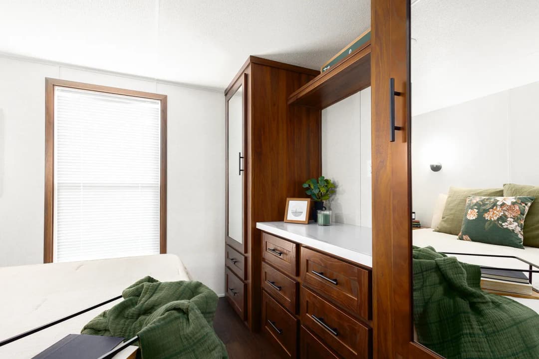 Canvas 7002wd bedroom home features