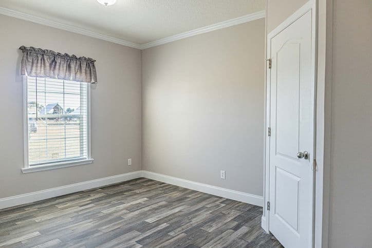 King 32764b bedroom home features