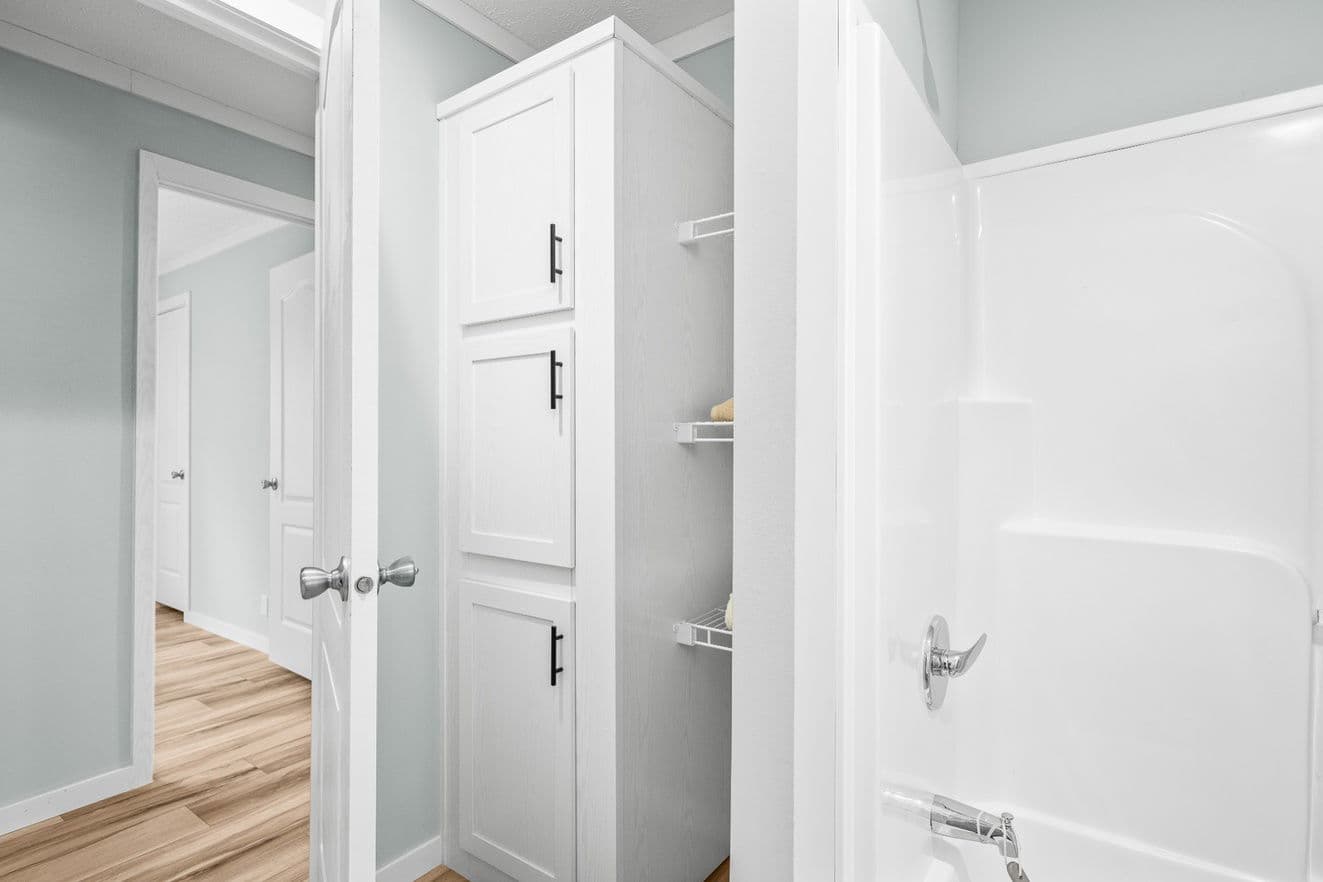 X model 32684x bathroom home features