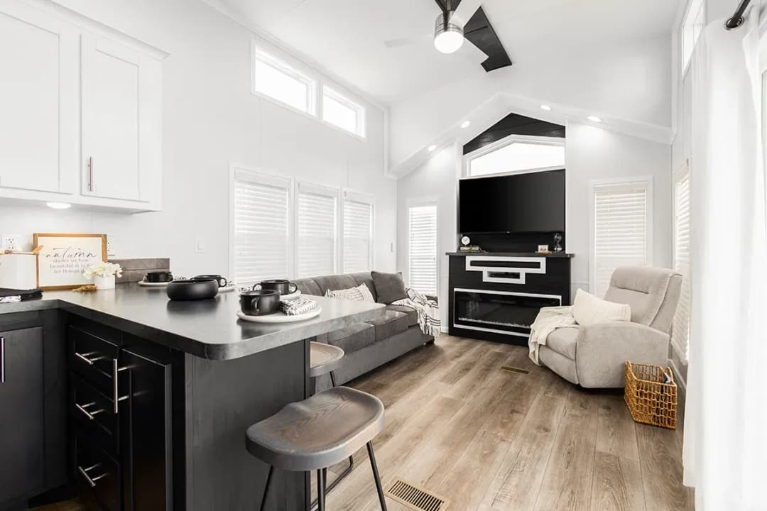 Island 6243 interior home features