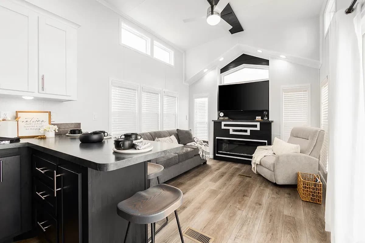 Island 6243 interior home features