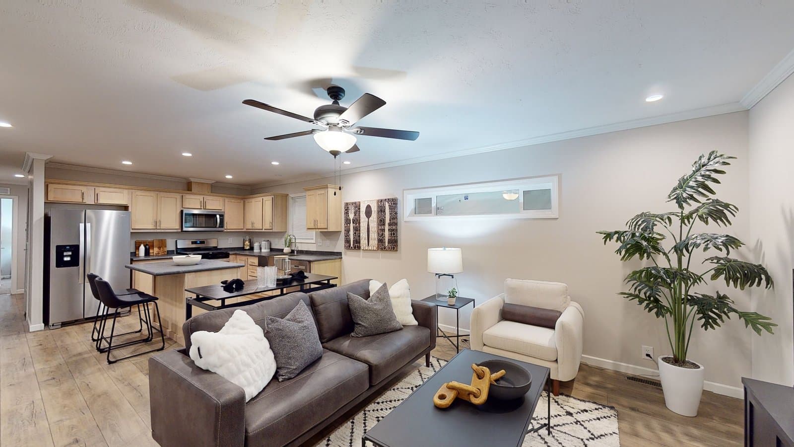 C819 interior home features