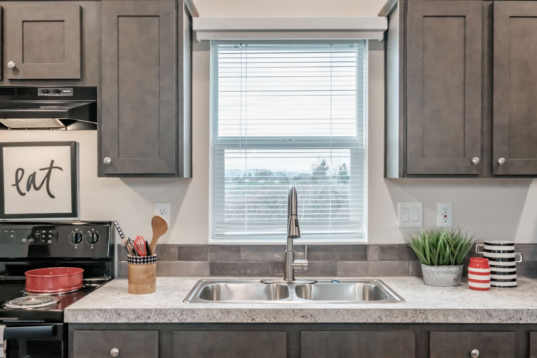 Canyon kitchen home features