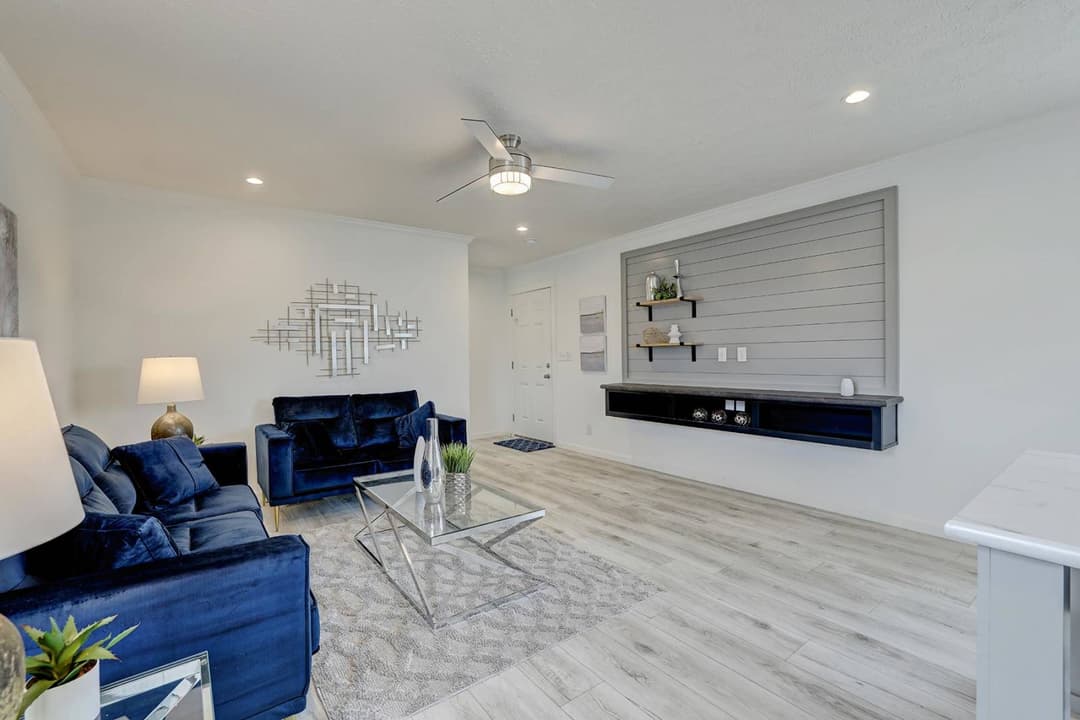 Ironclad 1676-15 interior home features