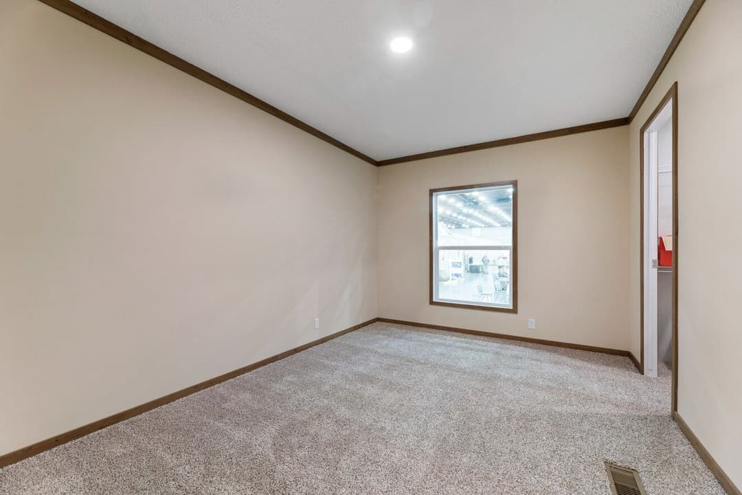 Excalibur 32644x bedroom home features