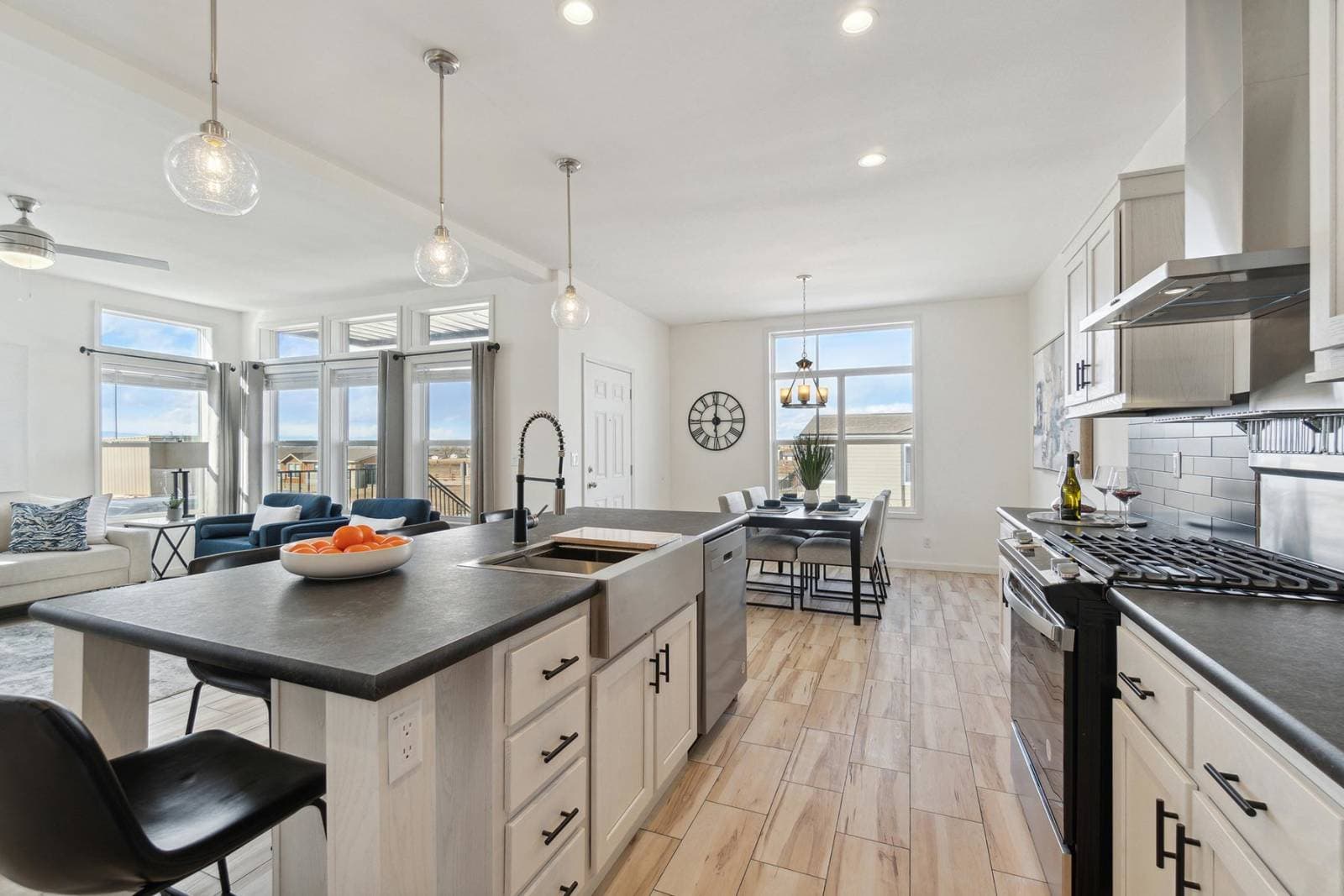 Nova-l kitchen home features