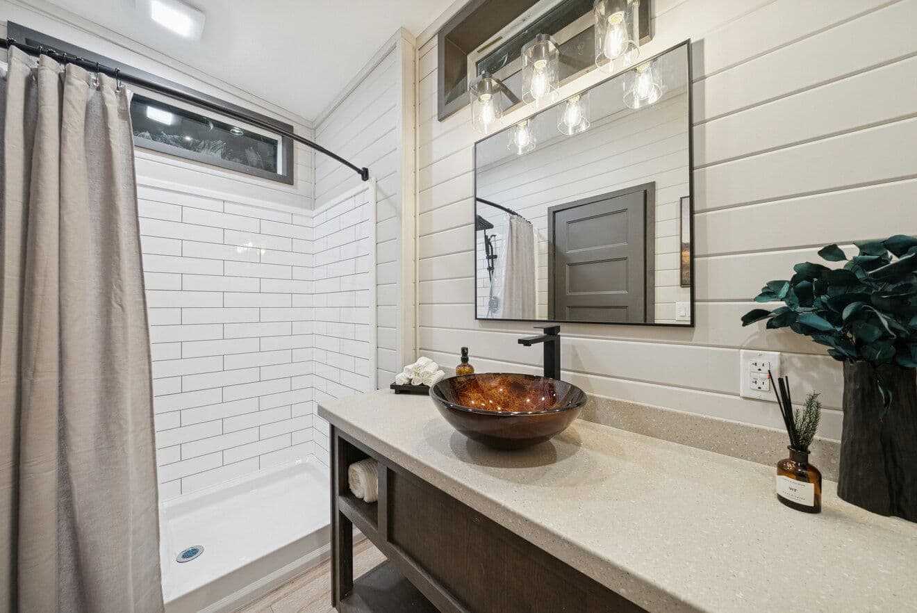 Cottonwood 14361h bathroom home features